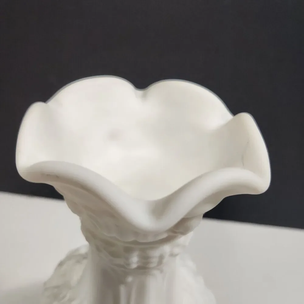 Vtg Orginal Doeskin Finish Loganberry Pattern Milk Glass Vase 10 in.